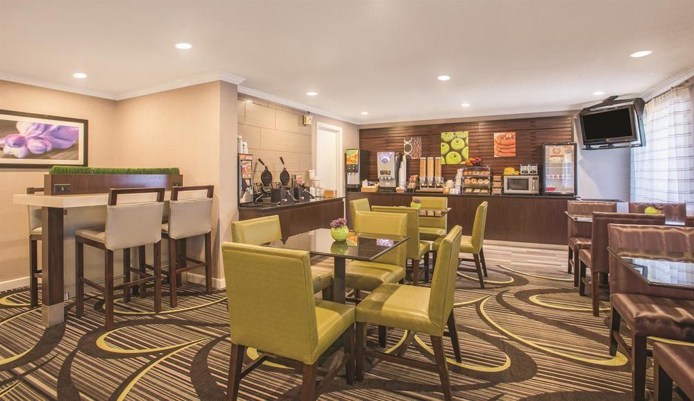 La Quinta By Wyndham Hartford Bradley Airport Hotel Windsor Locks Bagian luar foto