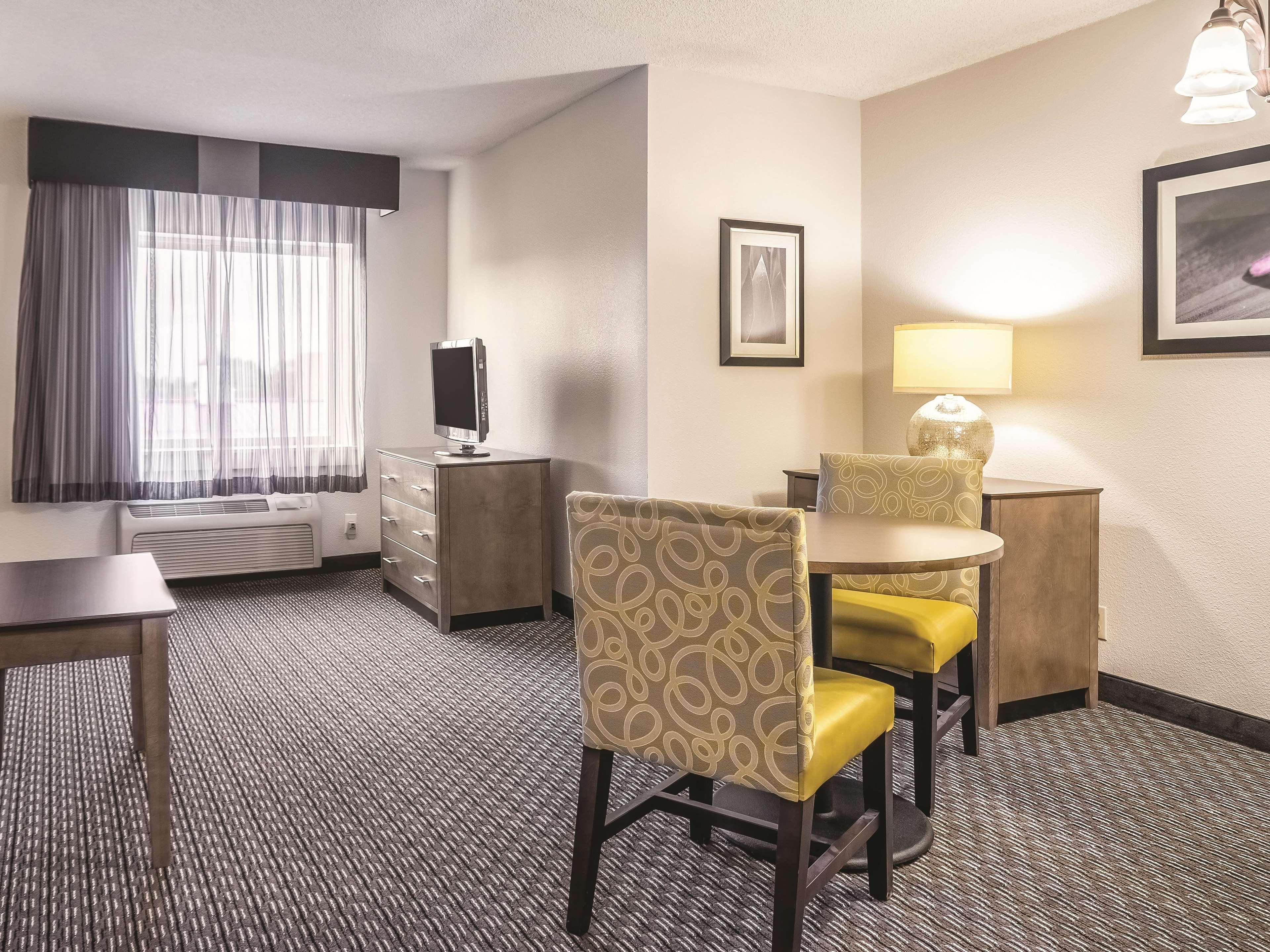 La Quinta By Wyndham Hartford Bradley Airport Hotel Windsor Locks Bagian luar foto