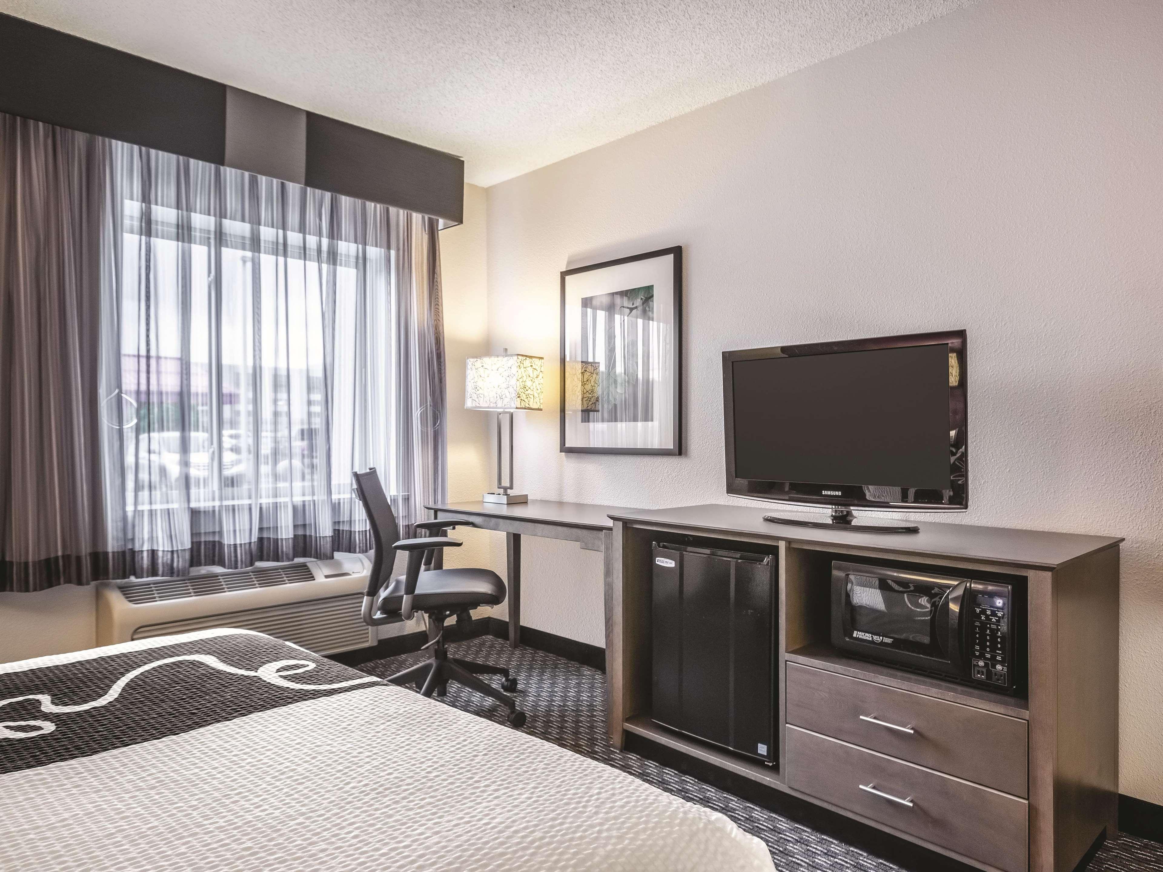 La Quinta By Wyndham Hartford Bradley Airport Hotel Windsor Locks Bagian luar foto