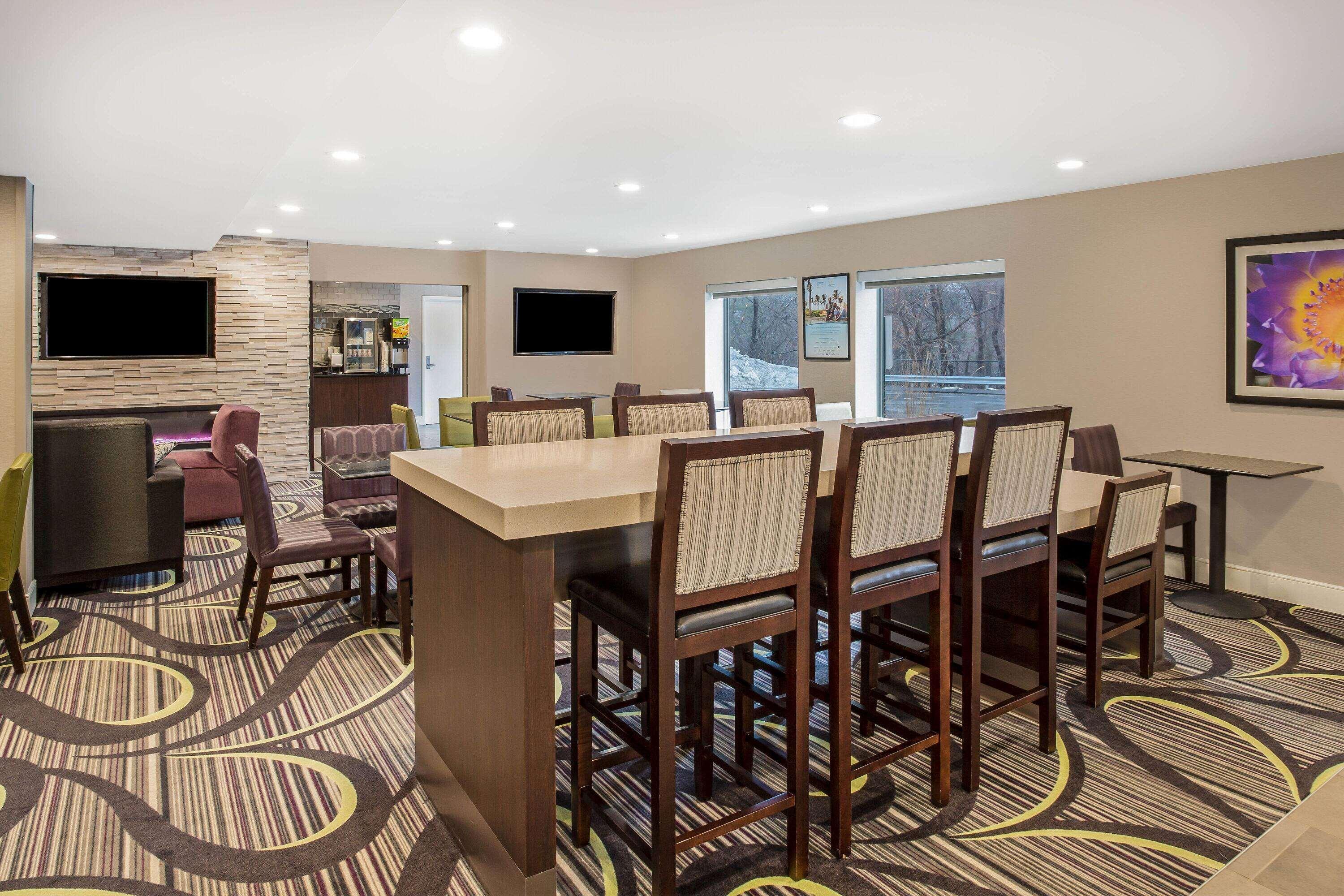 La Quinta By Wyndham Hartford Bradley Airport Hotel Windsor Locks Bagian luar foto