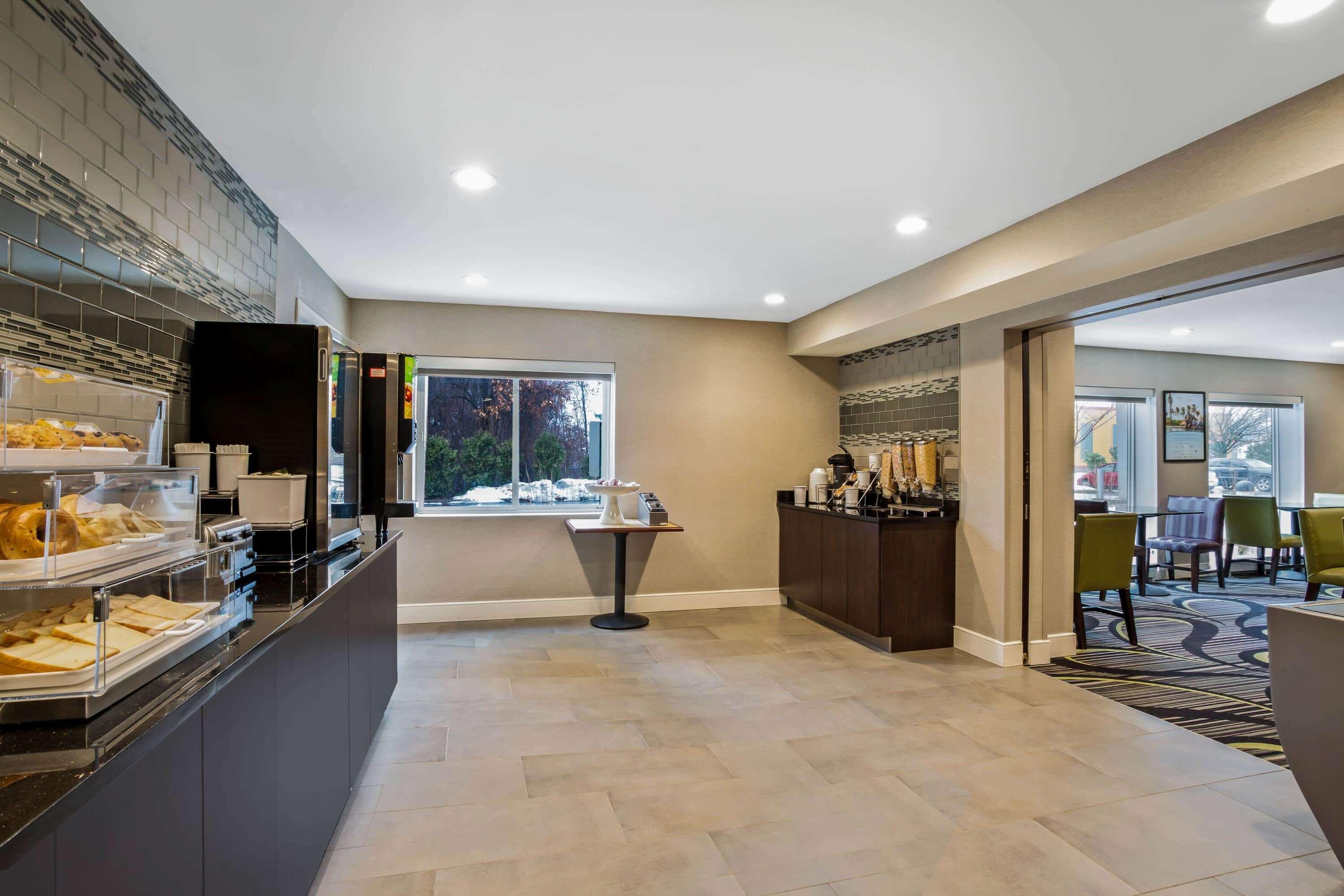 La Quinta By Wyndham Hartford Bradley Airport Hotel Windsor Locks Bagian luar foto