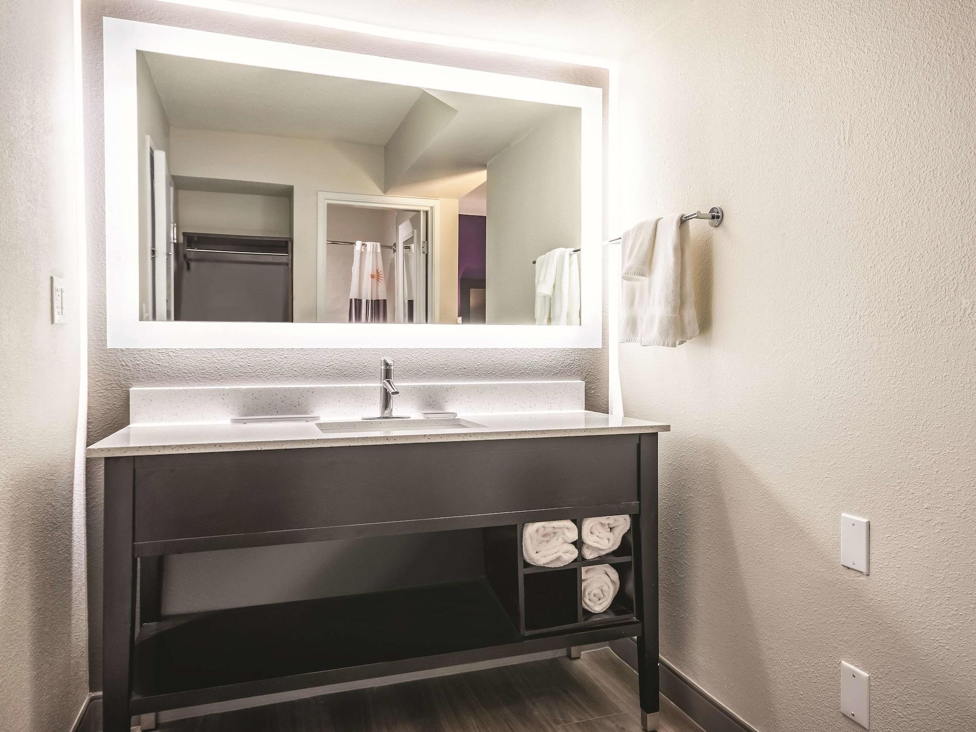 La Quinta By Wyndham Hartford Bradley Airport Hotel Windsor Locks Bagian luar foto